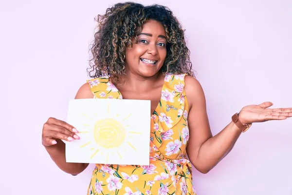 Jovem Afro Americana Size Mulher Segurando Sol Desenhar Celebrando Realização — Fotografia de Stock