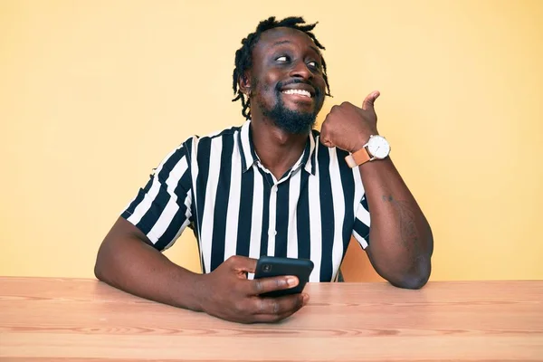 Saçları Örgülü Akıllı Telefon Kullanan Genç Afro Amerikalı Adam Masanın — Stok fotoğraf