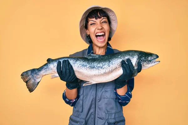 Hermosa Mujer Pescadora Morena Mostrando Salmón Crudo Celebrando Loco Sorprendido — Foto de Stock