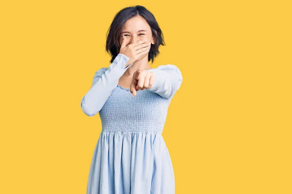 Jong Mooi Meisje Dragen Casual Kleding Lachen Naar Wijzend Vinger — Stockfoto