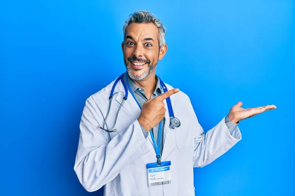 Grauhaariger Mann Mittleren Alters Arztuniform Und Stethoskop Staunt Und Lächelt — Stockfoto