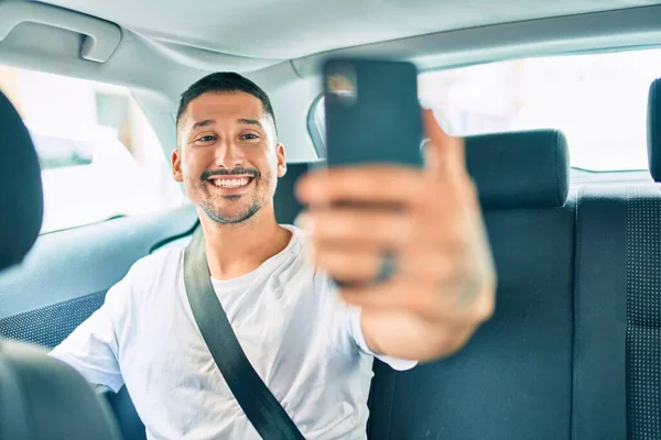 Giovane Uomo Ispanico Sorridente Felice Facendo Selfie Dallo Smartphone Seduto — Foto Stock