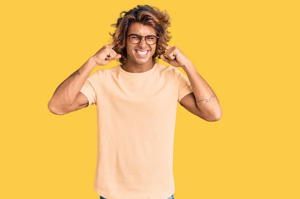 Ung Latinamerikan Man Bär Casual Kläder Och Glasögon Täcker Öronen — Stockfoto