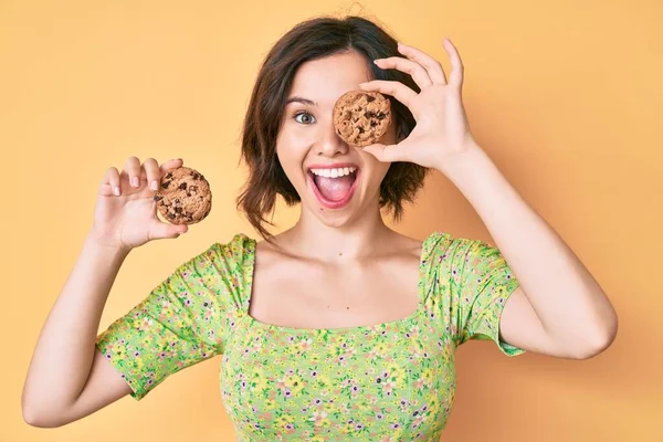 Joven Hermosa Mujer Sosteniendo Galletas Celebrando Loco Sorprendido Por Éxito —  Fotos de Stock