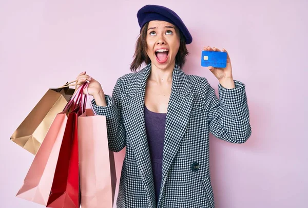 Ung Vacker Kvinna Bär Basker Med Shoppingväskor Och Kreditkort Arg — Stockfoto