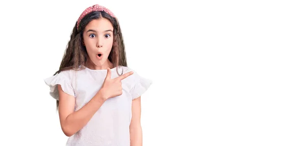 Schattig Hispanic Kind Meisje Dragen Casual Wit Tshirt Verrast Wijzend — Stockfoto