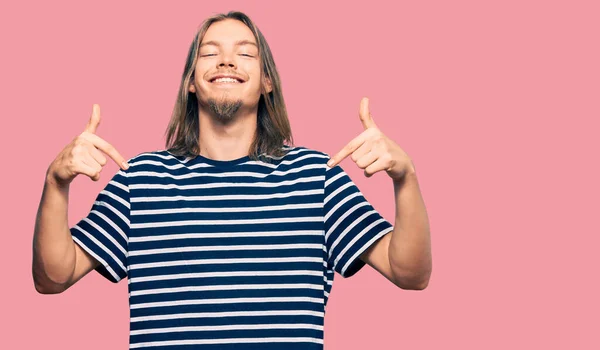 Bonito Homem Caucasiano Com Cabelos Longos Vestindo Shirt Listrada Casual — Fotografia de Stock