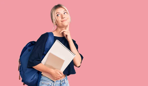 Ung Vacker Blond Kvinna Bär Student Ryggsäck Hålla Anteckningsbok Allvarligt — Stockfoto