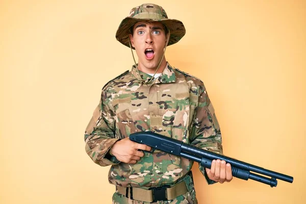 Jonge Knappe Man Draagt Camouflage Leger Uniform Houden Shotgun Vieren — Stockfoto