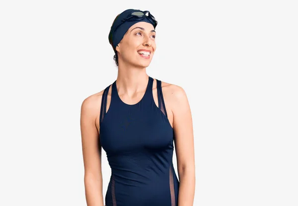 Joven Mujer Hispana Hermosa Usando Trajes Baño Gafas Nadador Mirando —  Fotos de Stock