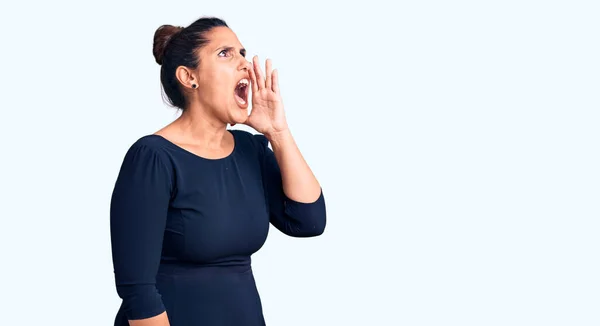 Jonge Mooie Brunette Vrouw Draagt Casual Jurk Schreeuwen Schreeuwen Luid — Stockfoto