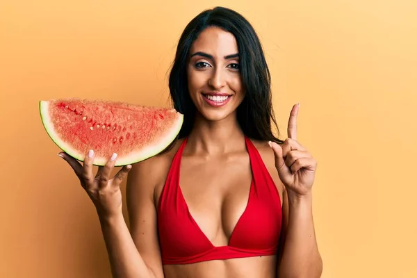 Vacker Latinamerikansk Kvinna Som Bär Bikini Ätande Vattenmelon Leende Med — Stockfoto