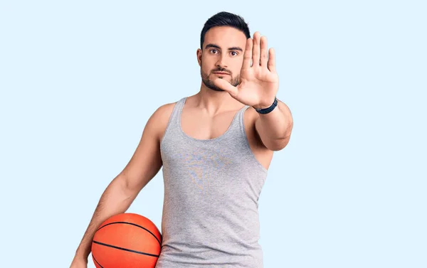 Junger Gutaussehender Mann Hält Basketballball Mit Offener Hand Und Macht — Stockfoto