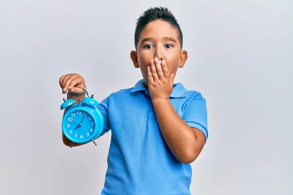 Liten Pojke Latinamerikansk Unge Håller Väckarklocka Täcker Munnen Med Handen — Stockfoto