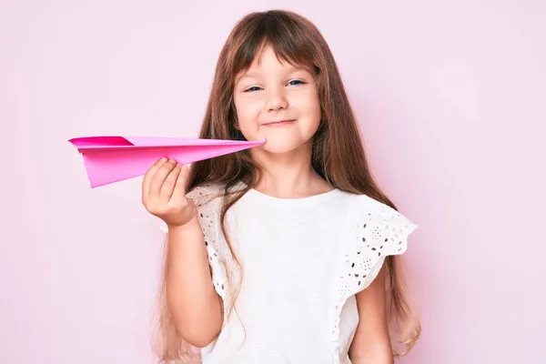 Klein Blank Kind Meisje Met Lang Haar Vasthouden Papier Vliegtuig — Stockfoto