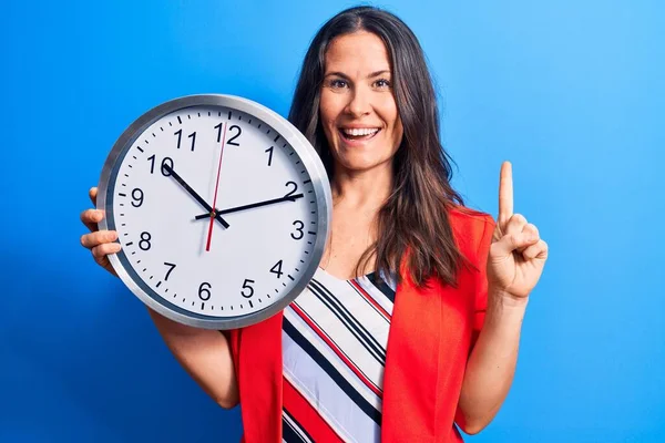 Jong Mooi Brunette Vrouw Doen Countdown Houden Grote Klok Blauwe — Stockfoto