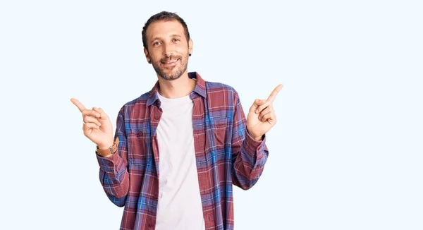 Homem Bonito Jovem Vestindo Roupas Casuais Sorrindo Confiante Apontando Com — Fotografia de Stock