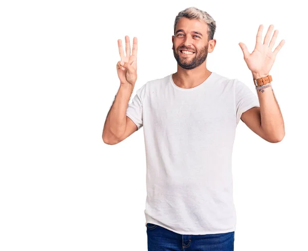 Ung Snygg Blond Man Bär Casual Shirt Visar Och Pekar — Stockfoto