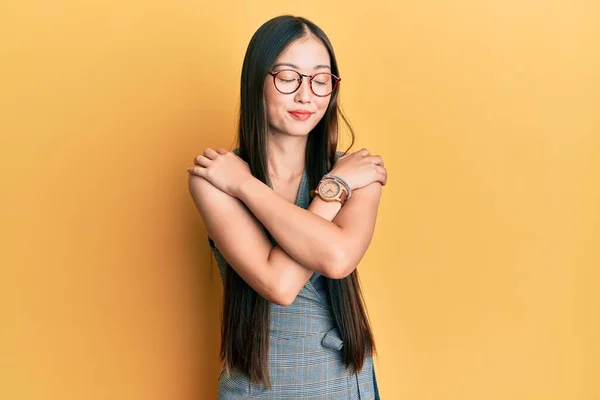 Fiatal Kínai Aki Üzleti Ruhában Szemüvegben Ölelkezik Boldog Pozitív Mosolygós — Stock Fotó
