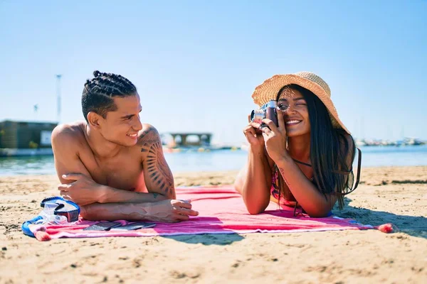 Young Latin Couple Make Photo Using Vintage Camera Beach — Stock Photo, Image