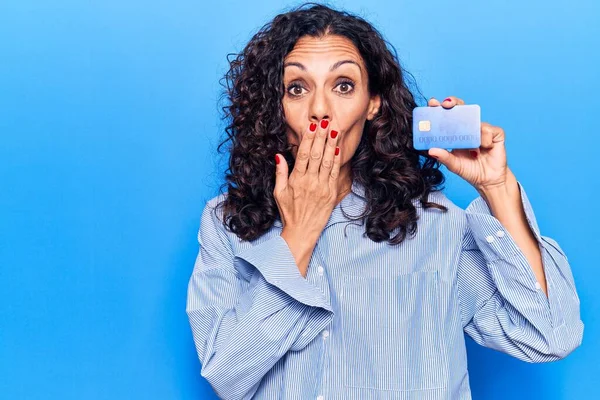 Mulher Meia Idade Bonita Segurando Cartão Crédito Cobrindo Boca Com — Fotografia de Stock