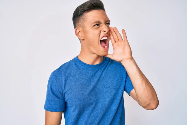 Jonge Spaanse Jongen Casual Kleren Schreeuwend Schreeuwend Van Hand Mond — Stockfoto