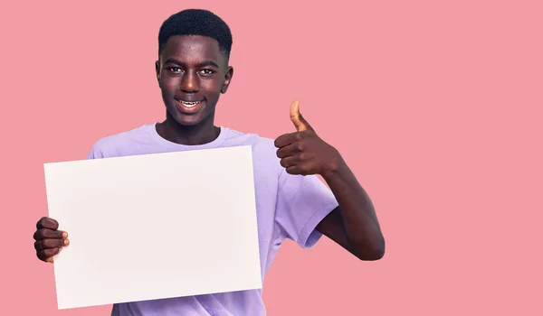 Jeune Homme Afro Américain Tenant Vierge Bannière Vide Souriant Heureux — Photo