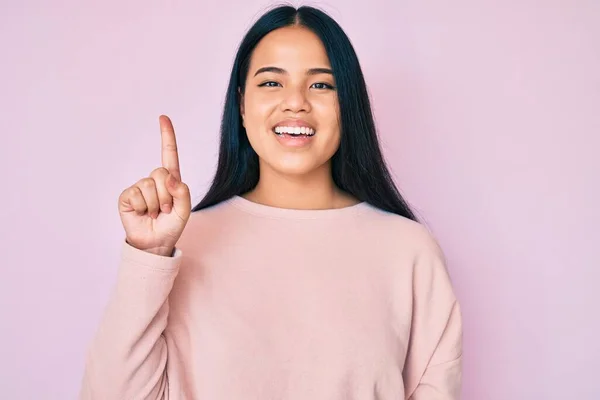 Jong Mooi Aziatisch Meisje Dragen Casual Roze Trui Glimlachen Met — Stockfoto