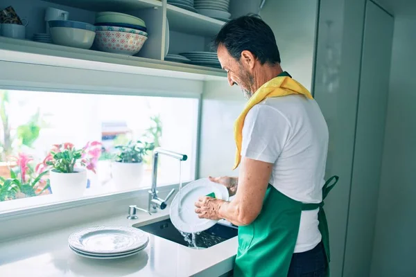 Hombre Mediana Edad Con Barba Sonriendo Feliz Lavando Platos Casa — Foto de Stock