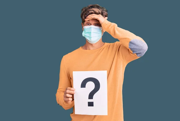 Ung Stilig Man Bär Medicinsk Mask Håller Frågetecken Stressad Och — Stockfoto