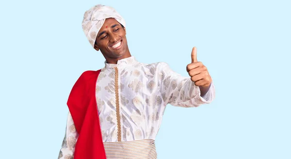 Afrikanischer Gutaussehender Mann Traditioneller Sherwani Sararee Kleidung Sieht Stolz Aus Stockbild