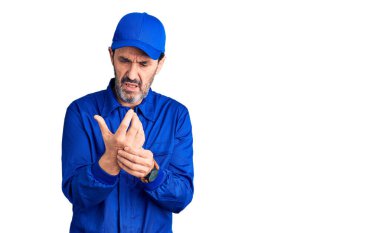 Orta yaşlı, tamirci üniforması giyen, elleri ve parmakları ağrıyan yakışıklı bir adam. Eklem iltihabı. 