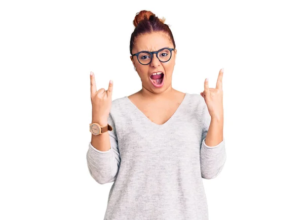 Young Latin Woman Wearing Casual Clothes Shouting Crazy Expression Doing — Stock Photo, Image