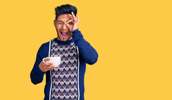 Handsome Latin American Jongeman Drinken Van Een Kopje Koffie Lachend — Stockfoto