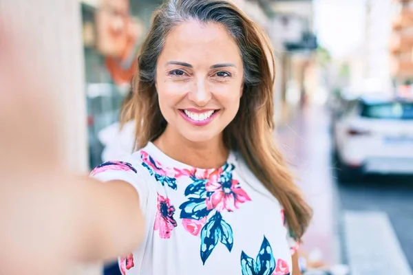 Joven Mujer Hispana Sonriendo Feliz Haciendo Selfie Por Cámara Ciudad —  Fotos de Stock