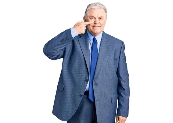 Senior Gråhårig Man Med Affärsjacka Pekande Med Handfinger Mot Ansikte — Stockfoto