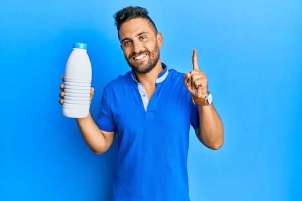 Knappe Man Met Baard Met Liter Fles Melk Glimlachend Met — Stockfoto