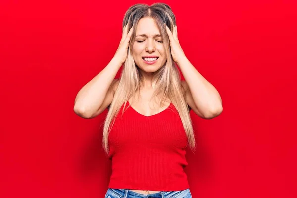 Fiatal Szőke Alkalmi Ruhát Visel Szenved Fejfájás Kétségbeesett Stresszes Mert — Stock Fotó