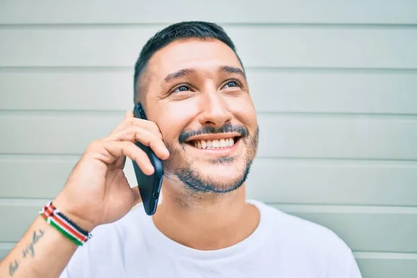 Junger Hispanischer Mann Lächelt Glücklich Und Spricht Auf Dem Smartphone — Stockfoto