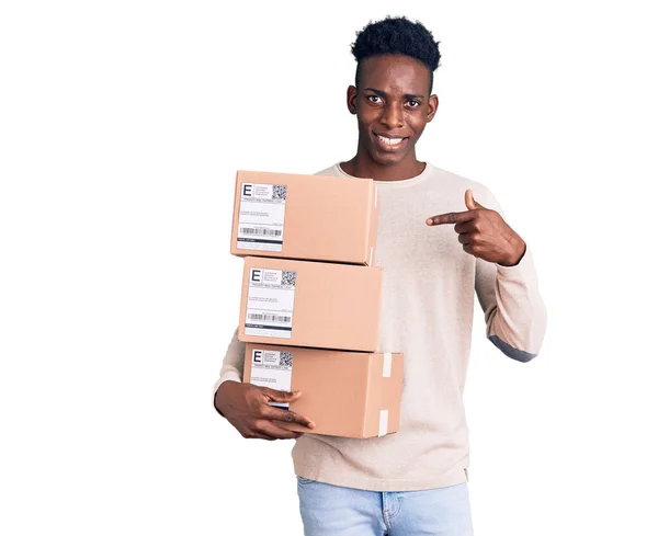 Genç Afro Amerikan Adam Teslimat Paketini Tutarken Mutlu Bir Şekilde — Stok fotoğraf