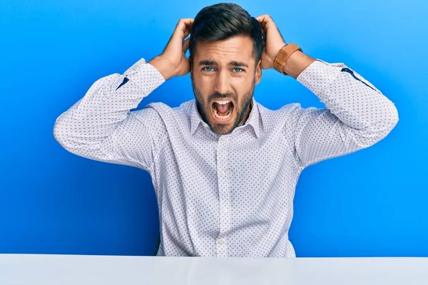 Hombre Hispano Guapo Usando Ropa Negocios Sentado Mesa Loco Asustado —  Fotos de Stock