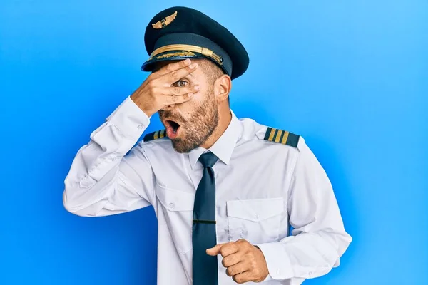 Schöner Mann Mit Bart Flugzeugpilotenuniform Der Schockiert Gesicht Und Augen — Stockfoto