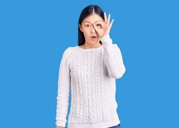 若い美しい中国の女性は驚きの顔でショックを受けた をジェスチャーを行うカジュアルなセーターを着て 目の指を見て 信じられない表現 — ストック写真