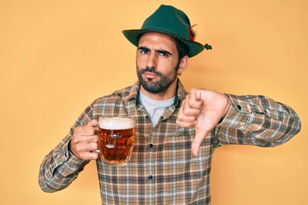 Snygg Latinamerikansk Man Med Skägg Oktoberfest Hatt Dricka Med Argt — Stockfoto