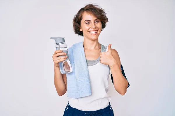 Ung Latinamerikansk Kvinna Bär Sportkläder Och Handduk Dricka Flaska Vatten — Stockfoto