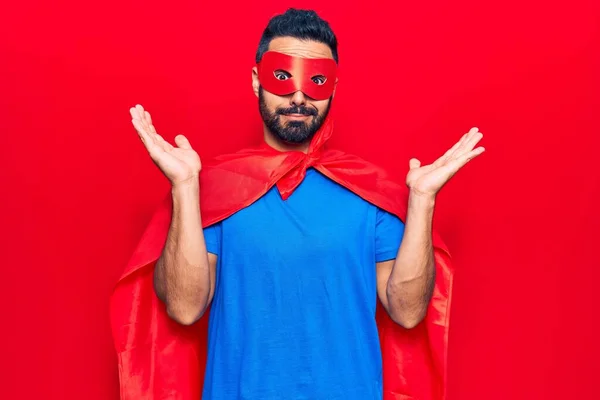 Jovem Hispânico Vestindo Traje Super Herói Sem Noção Confundido Com — Fotografia de Stock