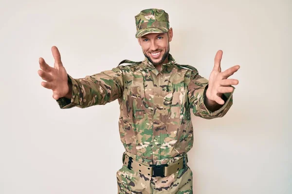 Young Caucasian Man Wearing Camouflage Army Uniform Looking Camera Smiling — Stock Photo, Image