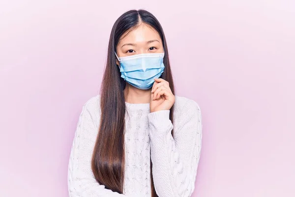 Νέα Όμορφη Κινέζα Γυναίκα Φορώντας Ιατρική Μάσκα Χαμογελώντας Αναζητούν Αυτοπεποίθηση — Φωτογραφία Αρχείου