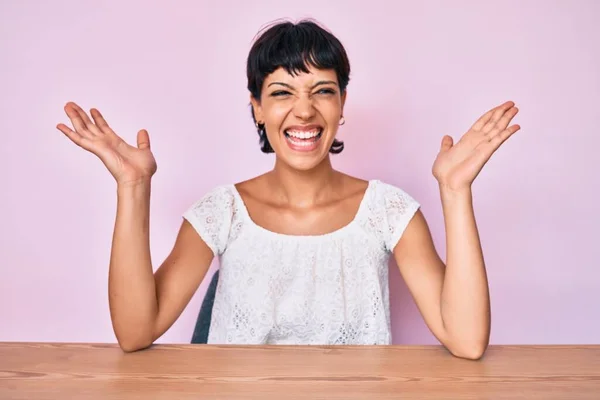 Vacker Brunett Kvinna Bär Casual Kläder Över Rosa Bakgrund Firar — Stockfoto