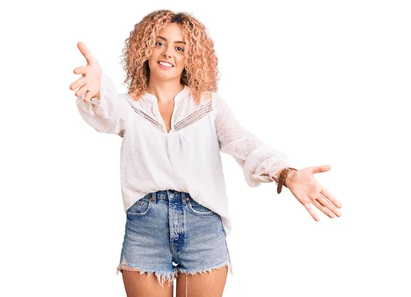 Jonge Blonde Vrouw Met Krullend Haar Draagt Elegant Zomershirt Kijkt — Stockfoto